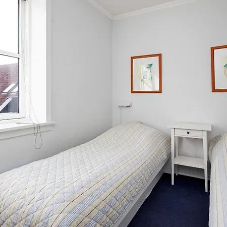 4 Person On A In Apartamento